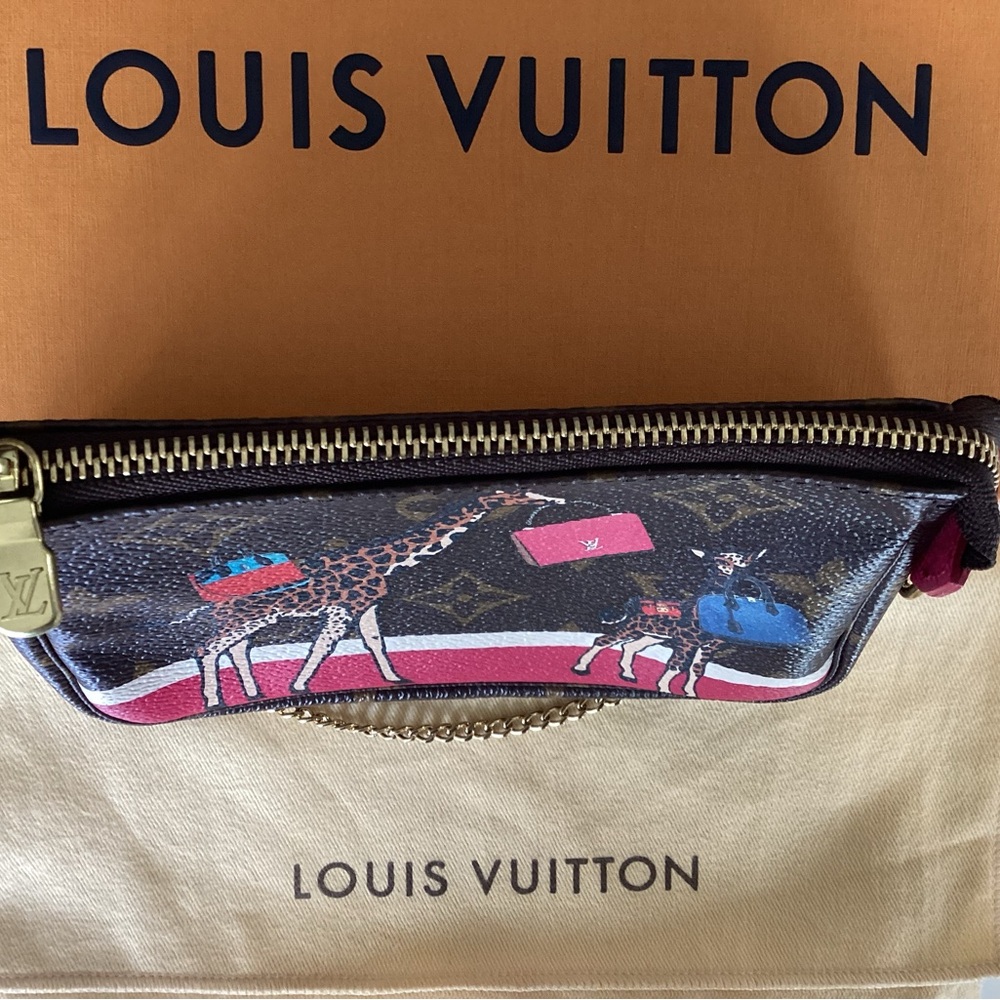 Authentic Louis Vuitton Pink Monogram Canvas Giraffe Print Pochette - Picture 3 of 15